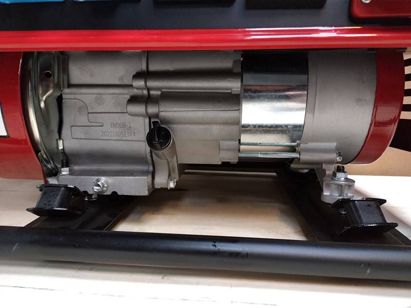 Генератор бензиновий Universal Kraft 9500 (ном 4 КВт, макс 6 кВА)